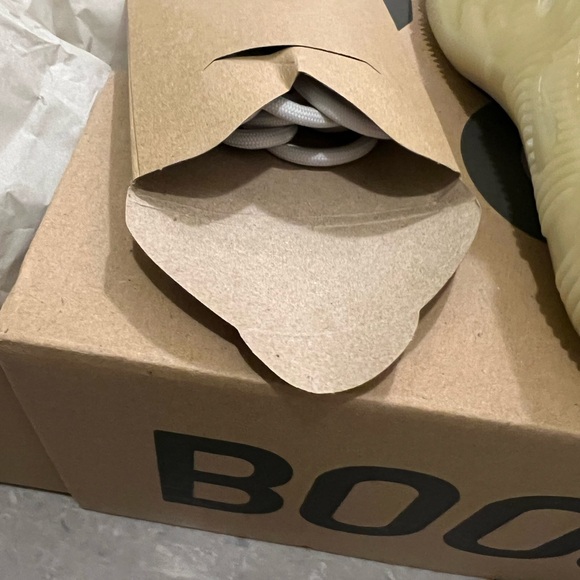 Authentic Yeezy boost 380 - Picture 4 of 6